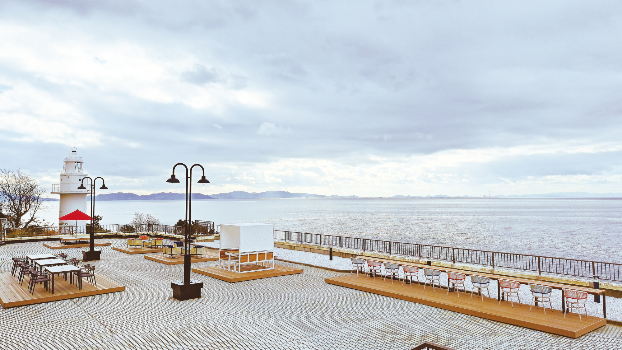 海のテラス【灯台テラス】灯台とテラス