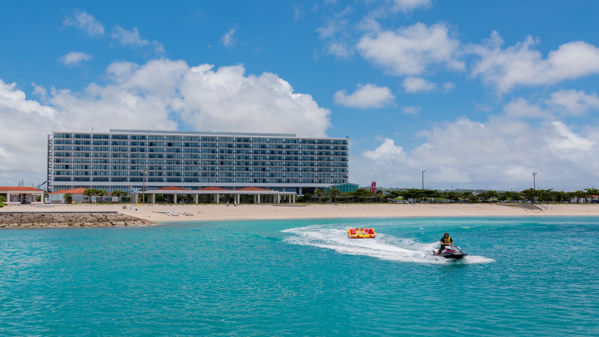 【楽天限定】沖縄へ気軽にひとっとび！海もプールも水着で行き来OK★全力で夏を楽しもう！／朝食付