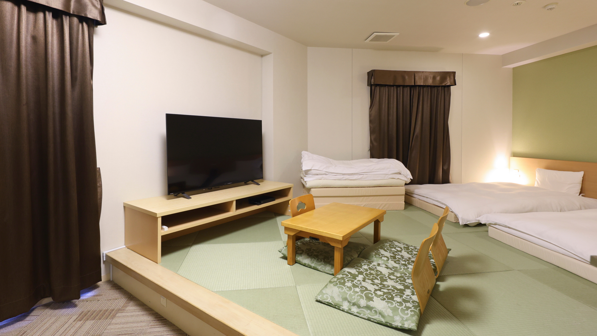 ◆和室 最大3名様までご利用可能。32.8㎡・和布団3組・ユニットバス付 55型有機ELTV・VOD導入