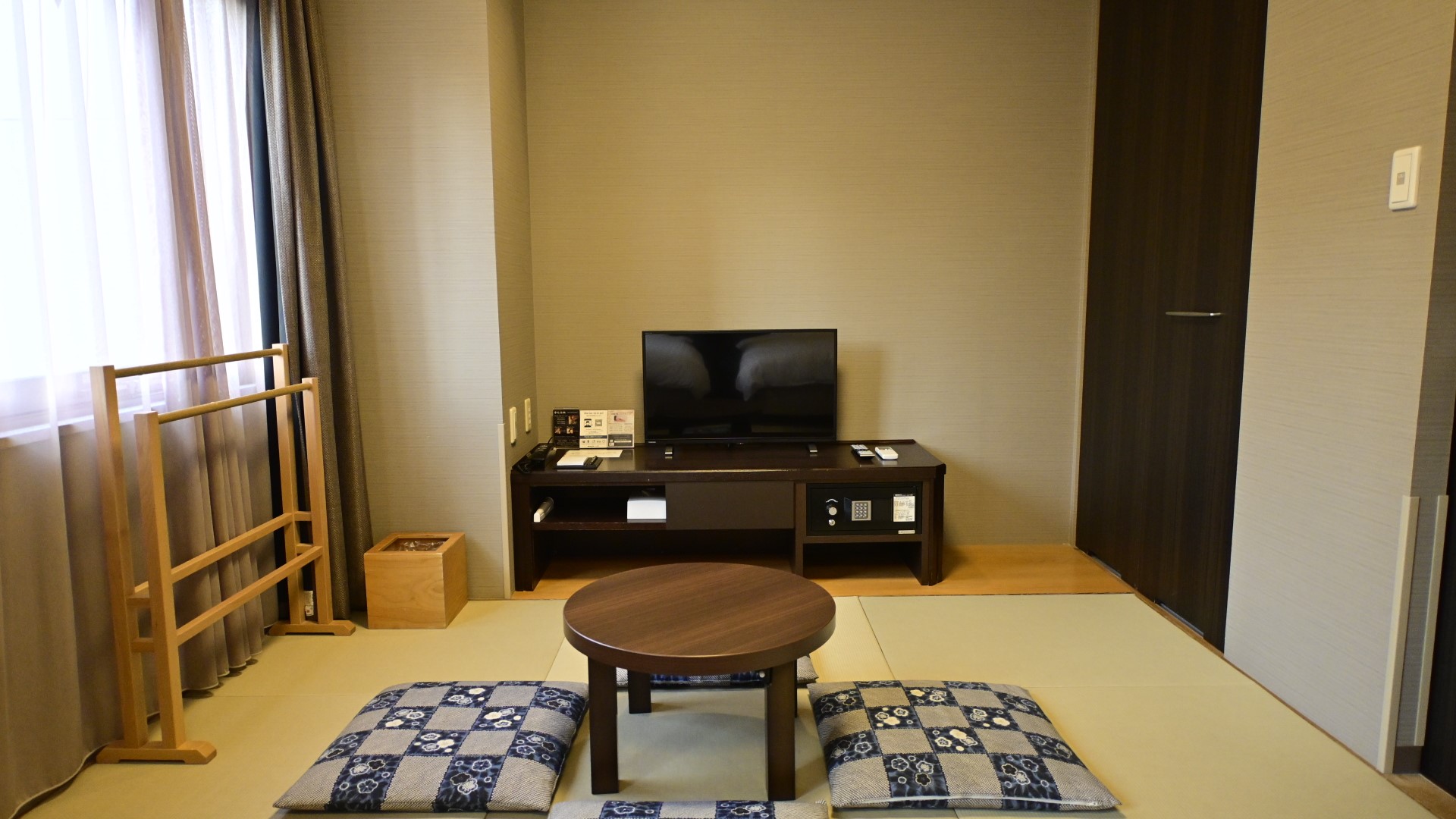 ◆和洋室27.5平米(ベッド幅110cm&times;205cm&times;2台　和布団&times;2組)◆