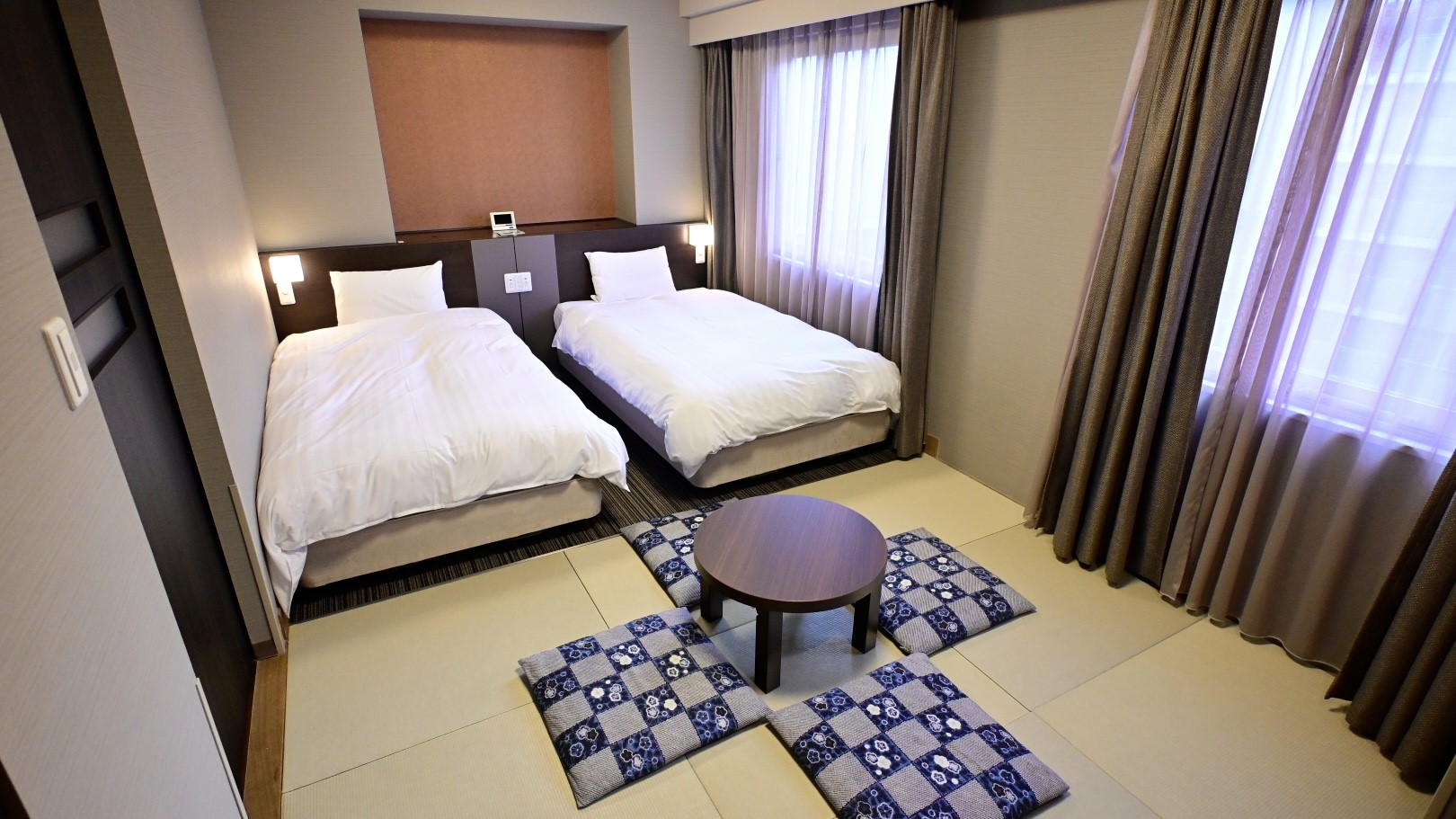 ◆和洋室27.5平米(ベッド幅110cm&times;205cm&times;2台　和布団&times;2組)◆