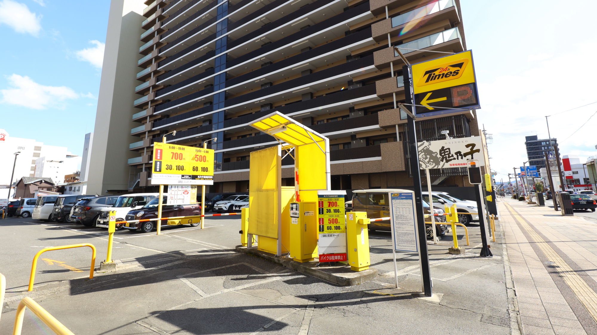 ◆ホテル両隣に提携駐車場がございます。(南側：鬼乃子 高崎砂賀町)