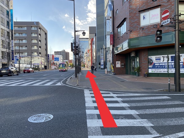 ♦⑥地上に降りたら直進し大通りを渡ります