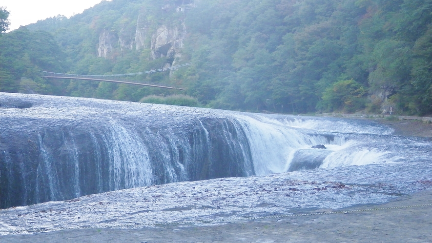 *吹割の滝/幅30ｍ高さ7ｍのスケールの大きさ。国の天然記念物となっています。