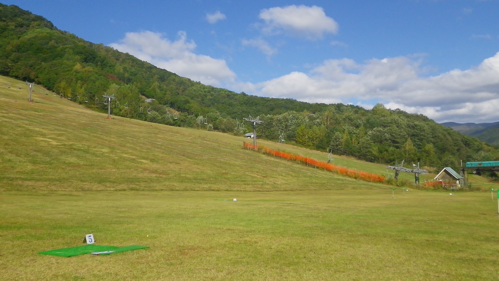 *ホワイトワールド尾瀬岩鞍（夏）/冬場はスキー客で賑わいますが、夏は「尾瀬岩鞍ゆり園」へと変わります