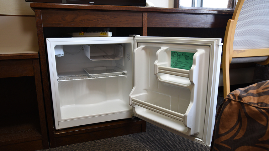 *【部屋設備　一例】空の冷蔵庫はご自由にお使いください。