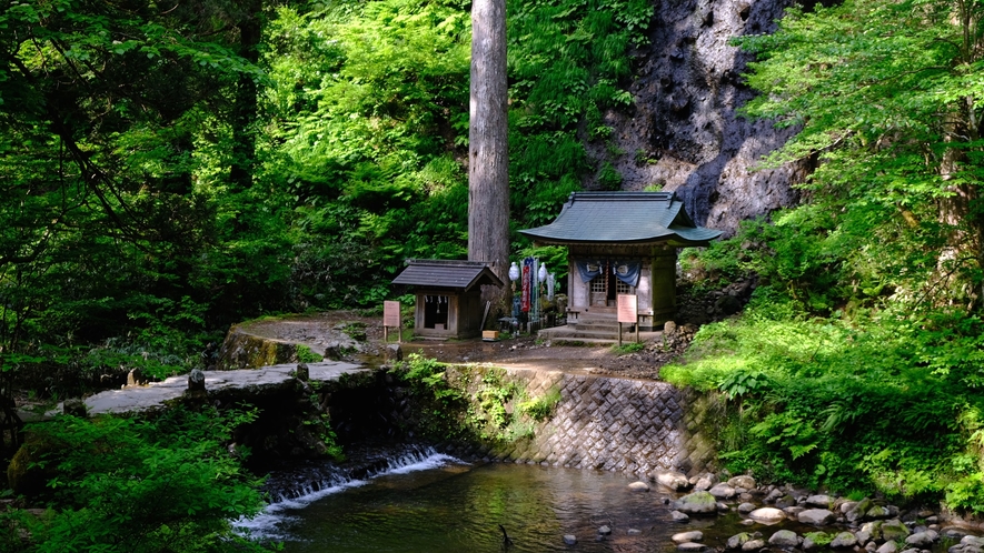 *羽黒山/静寂な空間で音を奏でる須賀の滝