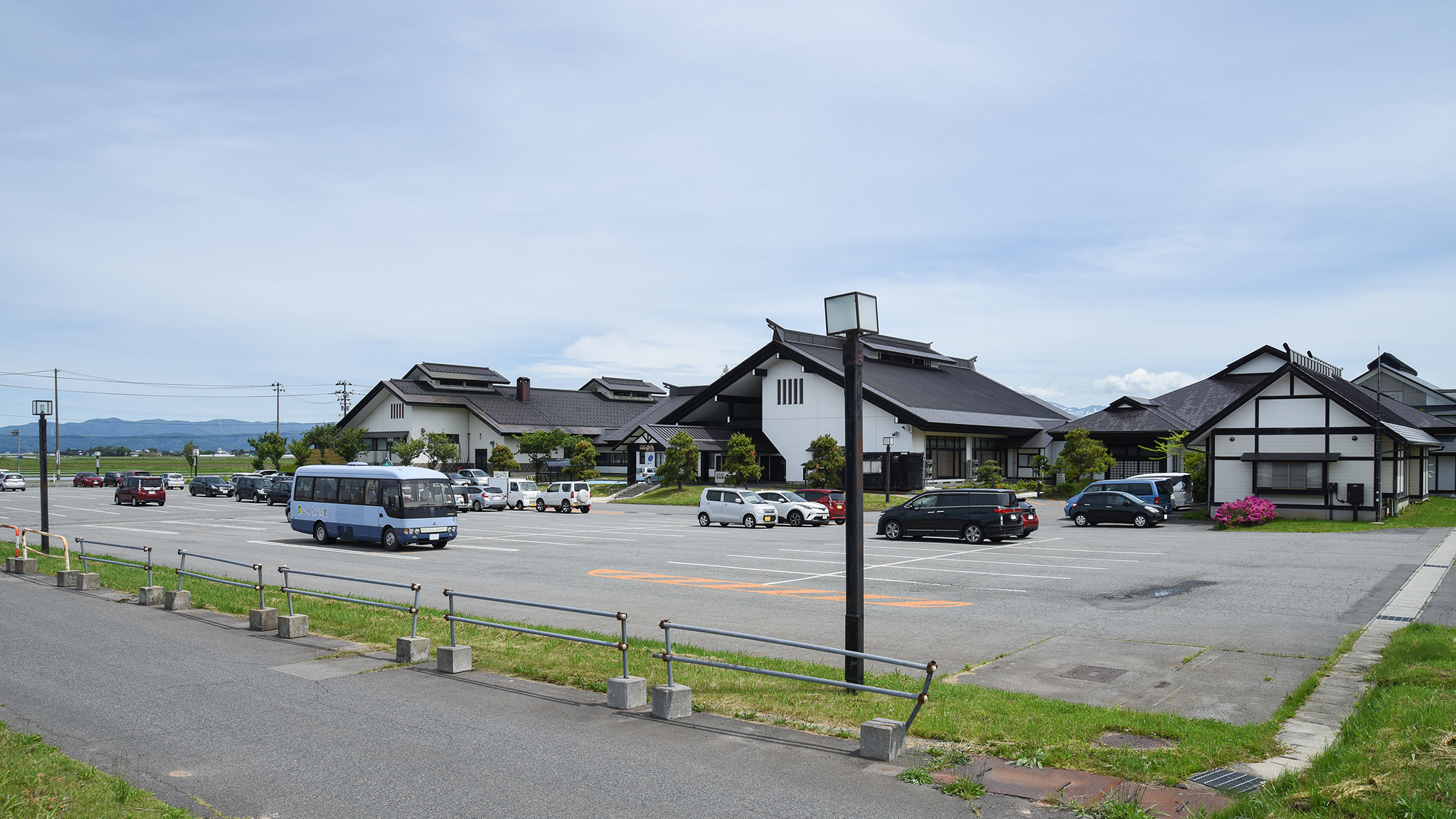 *【駐車場】広々とした駐車場完備。