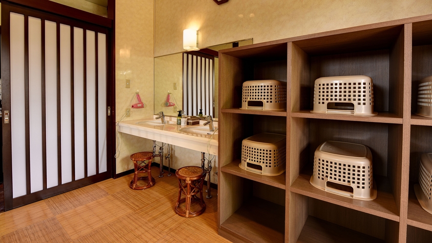 *【脱衣場】宿泊者専用のお風呂以外に、隣接の「なの花温泉　田田」もご利用いただけます。