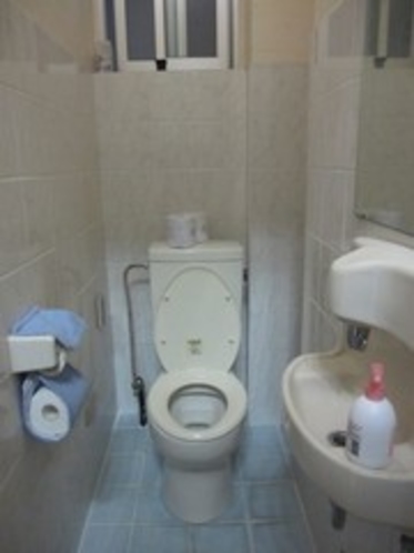トイレ：白を基調とした清潔なおトイレです。