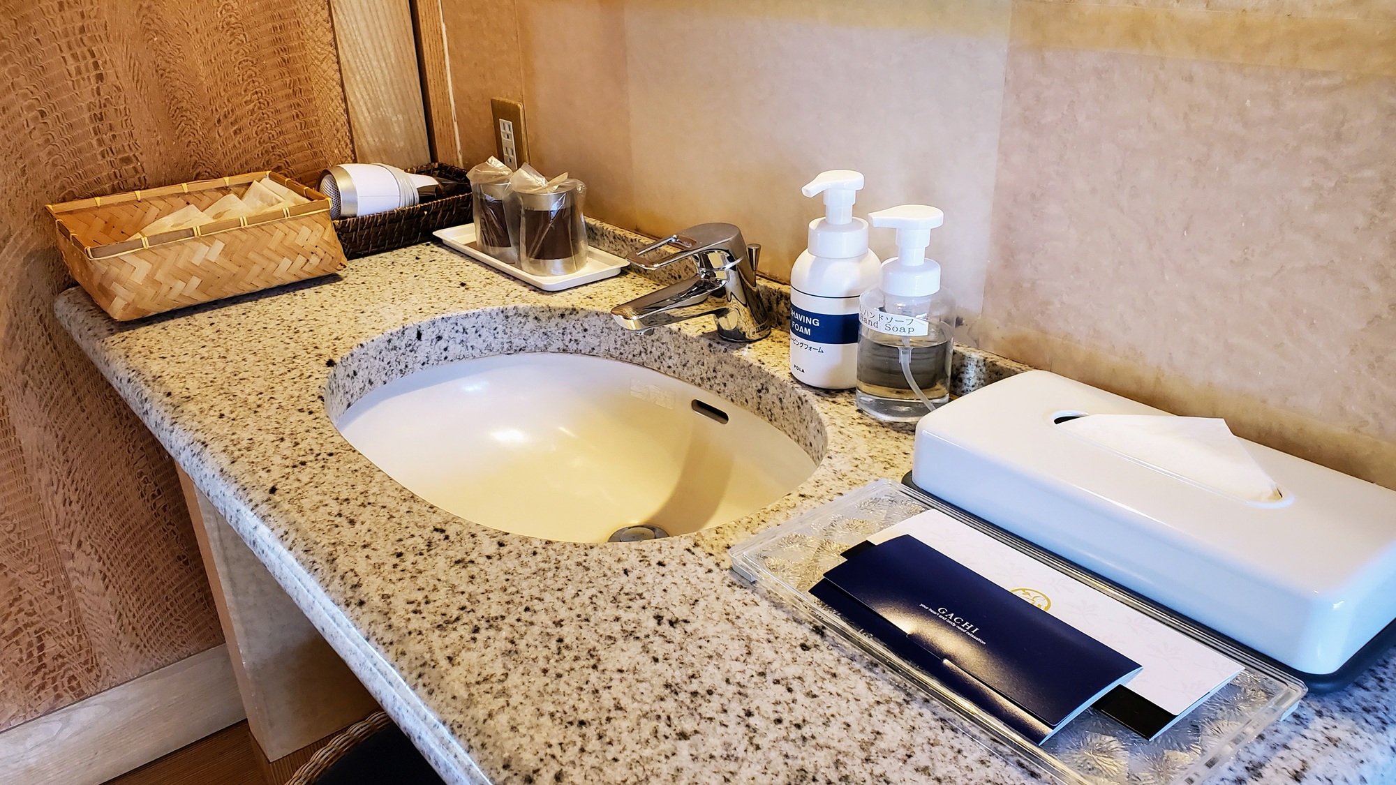 洗面台には、アメニティを豊富にご用意しています。