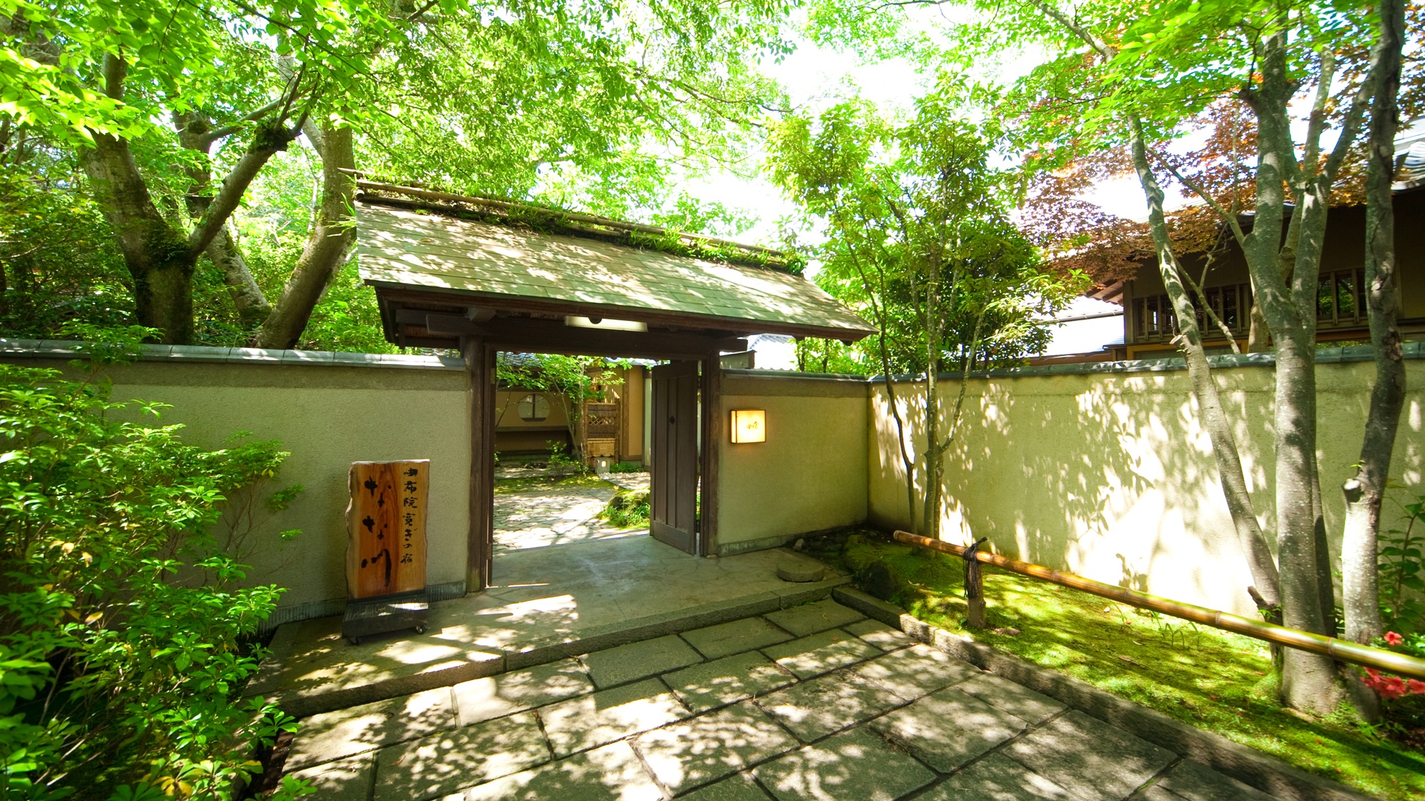 隠れ家のような玄関 &mdash; 緑に抱かれる静かな佇まい