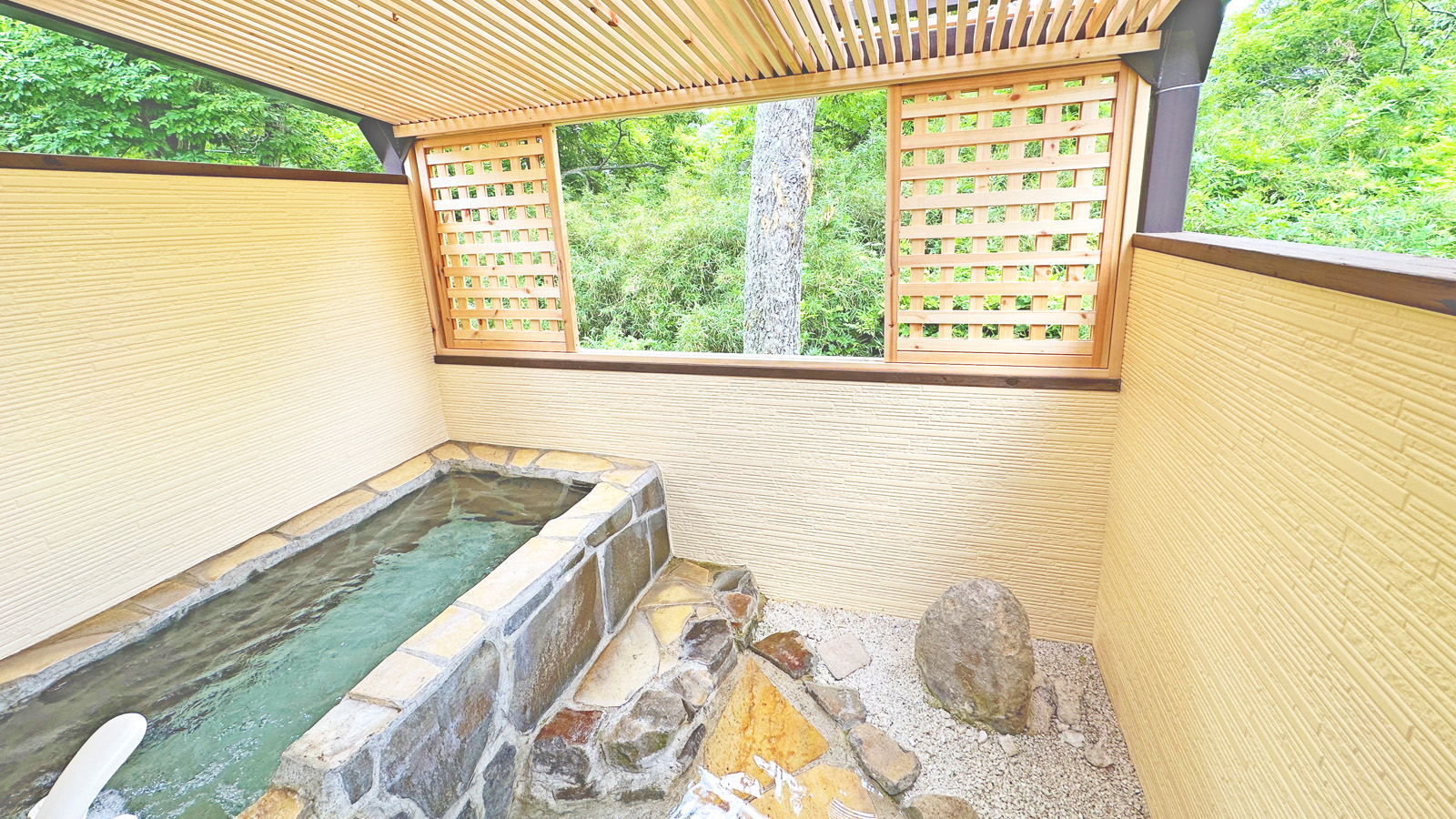 豪華な客室専用の露天風呂。２Fのためプチ森の眺望。おしゃれ洋室(23)