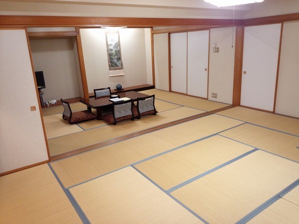 [Guest room] Japanese-style room 12 tatami mats + 10 tatami mats