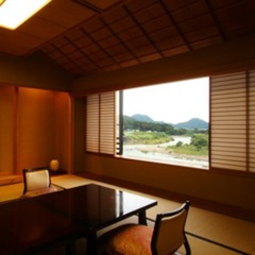 【風雅亭 特別室】箱根連山と狩野川を一望できる当館で一番広い和室。最上階なので晴れた日は絶景です。