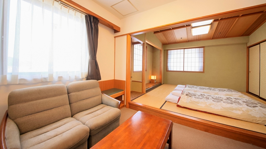 ・【特別室】８畳の和室とカーペットフロア、２間続きのお部屋です 