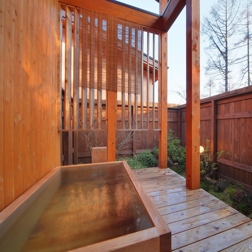 【客室／105】お風呂は庭園付きの総檜造り露天風呂