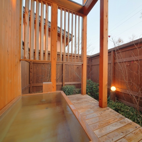 【客室／104】庭園付きの総檜造り露天風呂