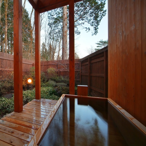 【客室／102】お風呂は庭園付きの総檜造り露天風呂とTOTO最新のシステムバスの2通り♪