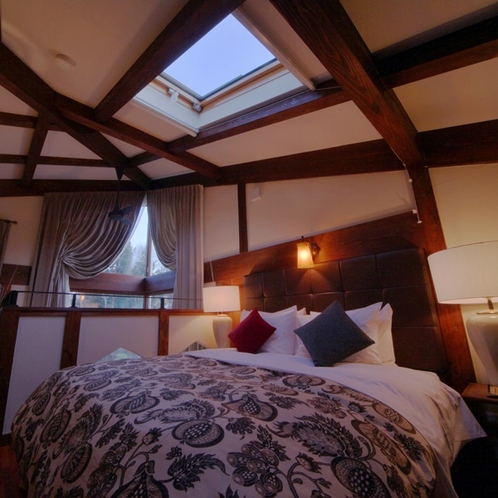 【客室／101】2階の寝室＊高級ベッドは寝心地抜群。