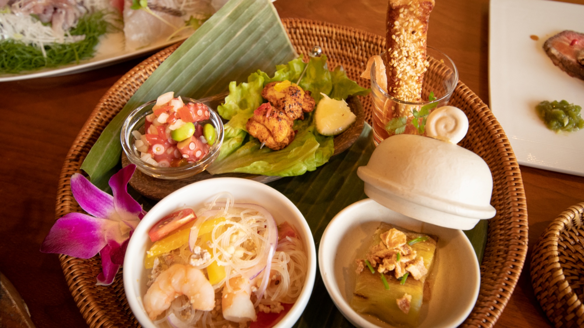 【ご夕食一例】目にも鮮やかな前菜。 