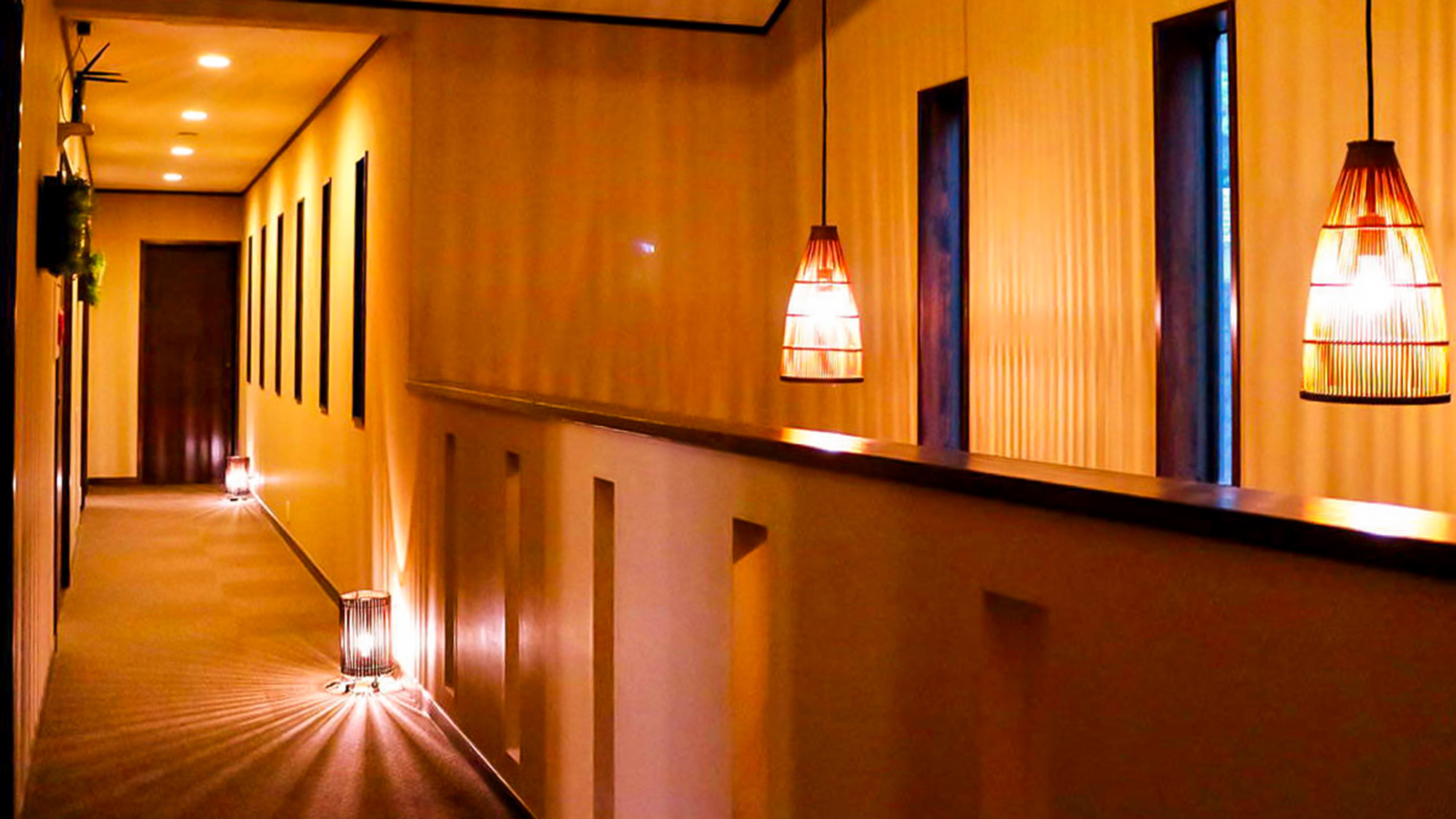 ・アジアン調の吊り照明は当館の特徴です