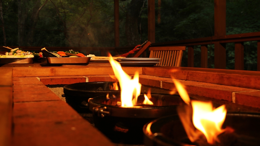 #BBQ　揺らめく炎も癒やしの景色。こだわりの国産木炭でちょっぴり贅沢なバーベキューを。　