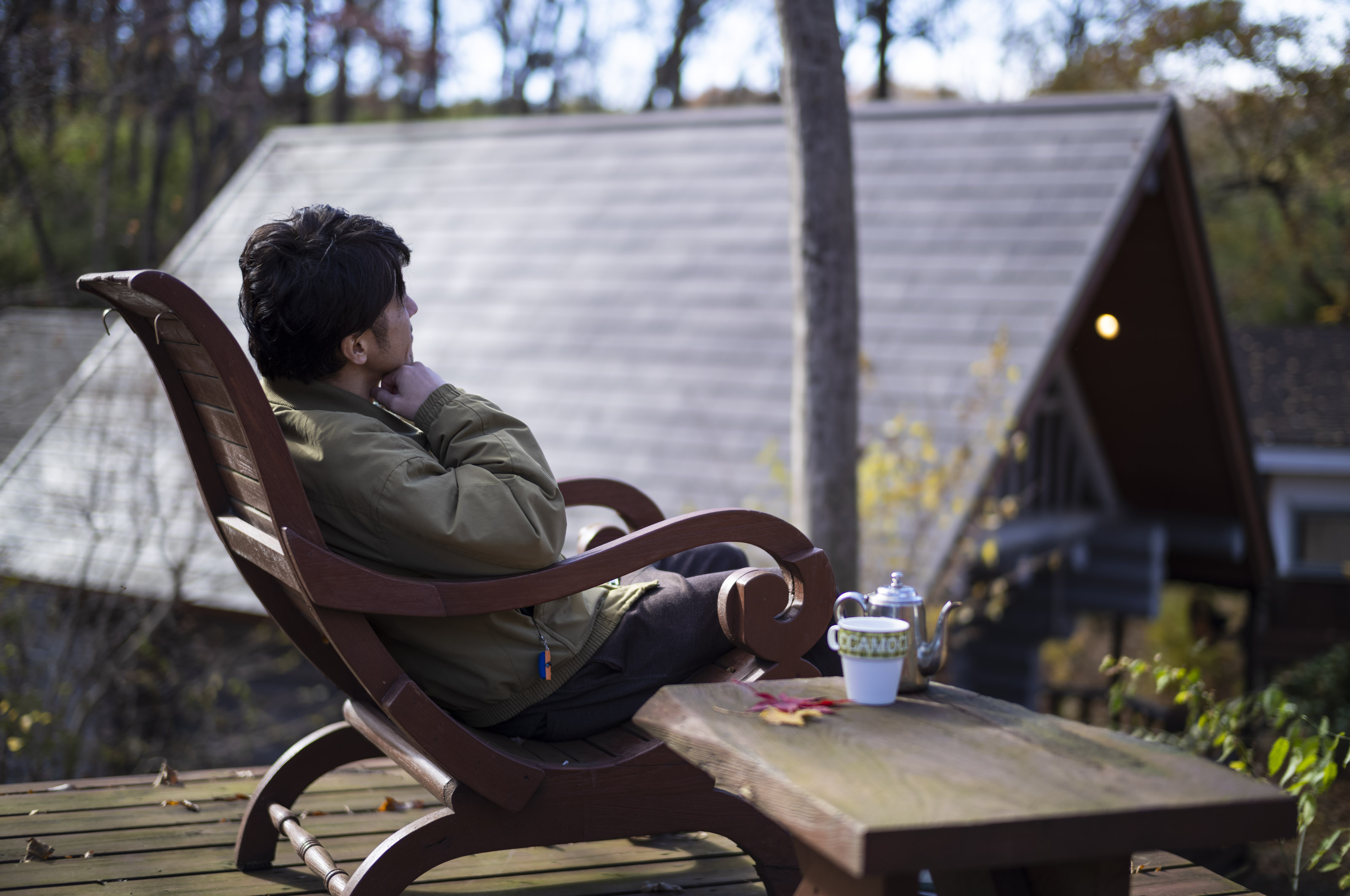 チェアーでたたずむ