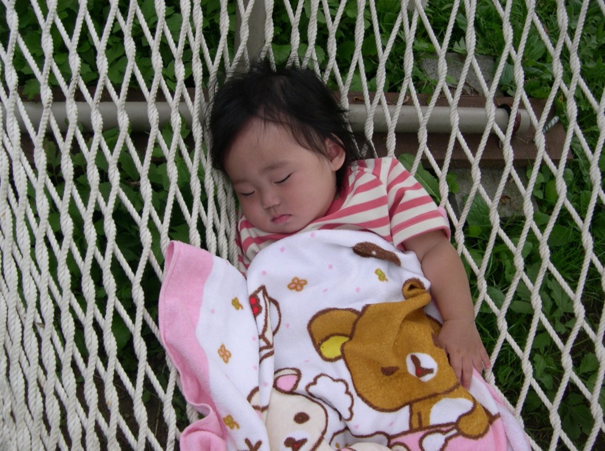 ハンモックですやすや眠りにつく子供