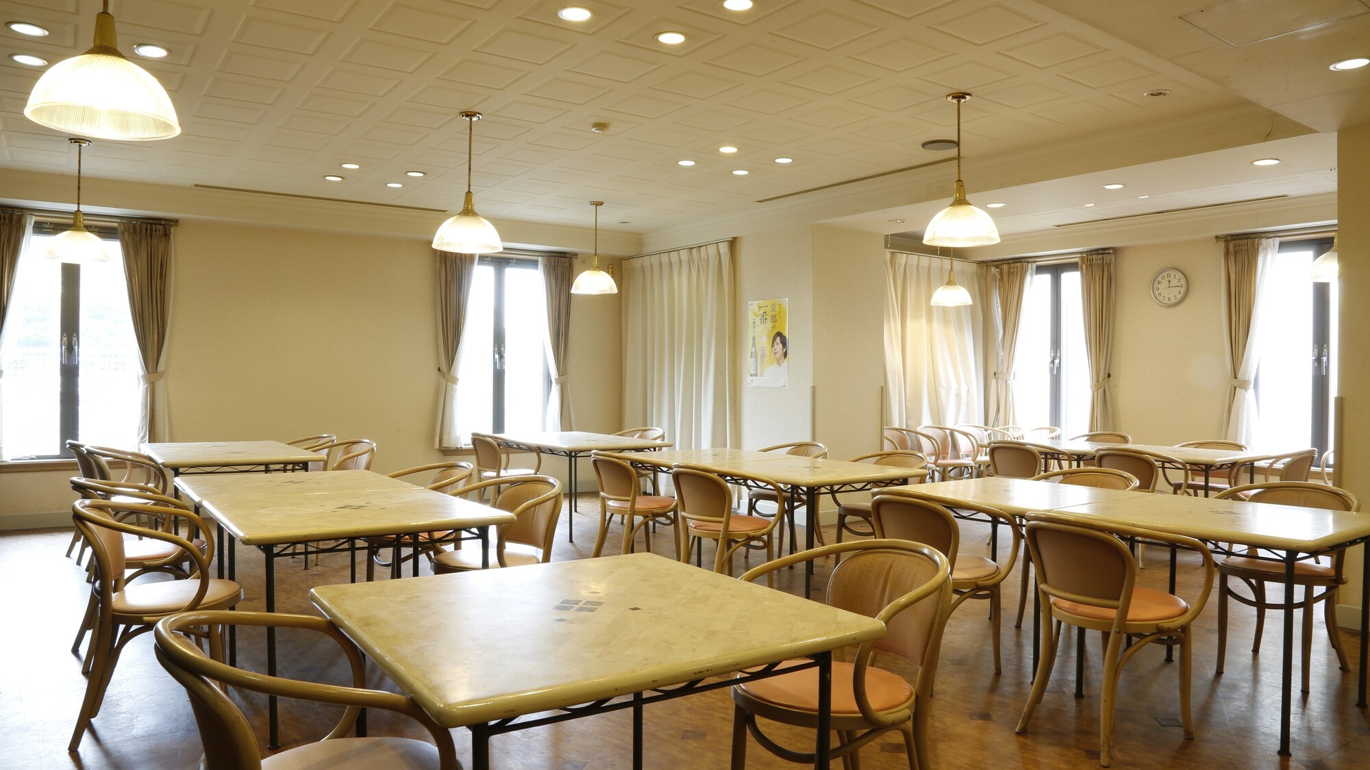 館内レストランで、朝夕の食事をご提供