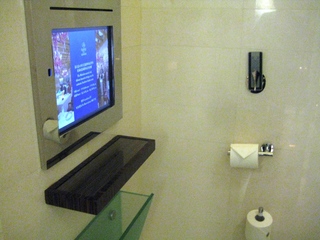 テレビ付トイレでセレブな気分！