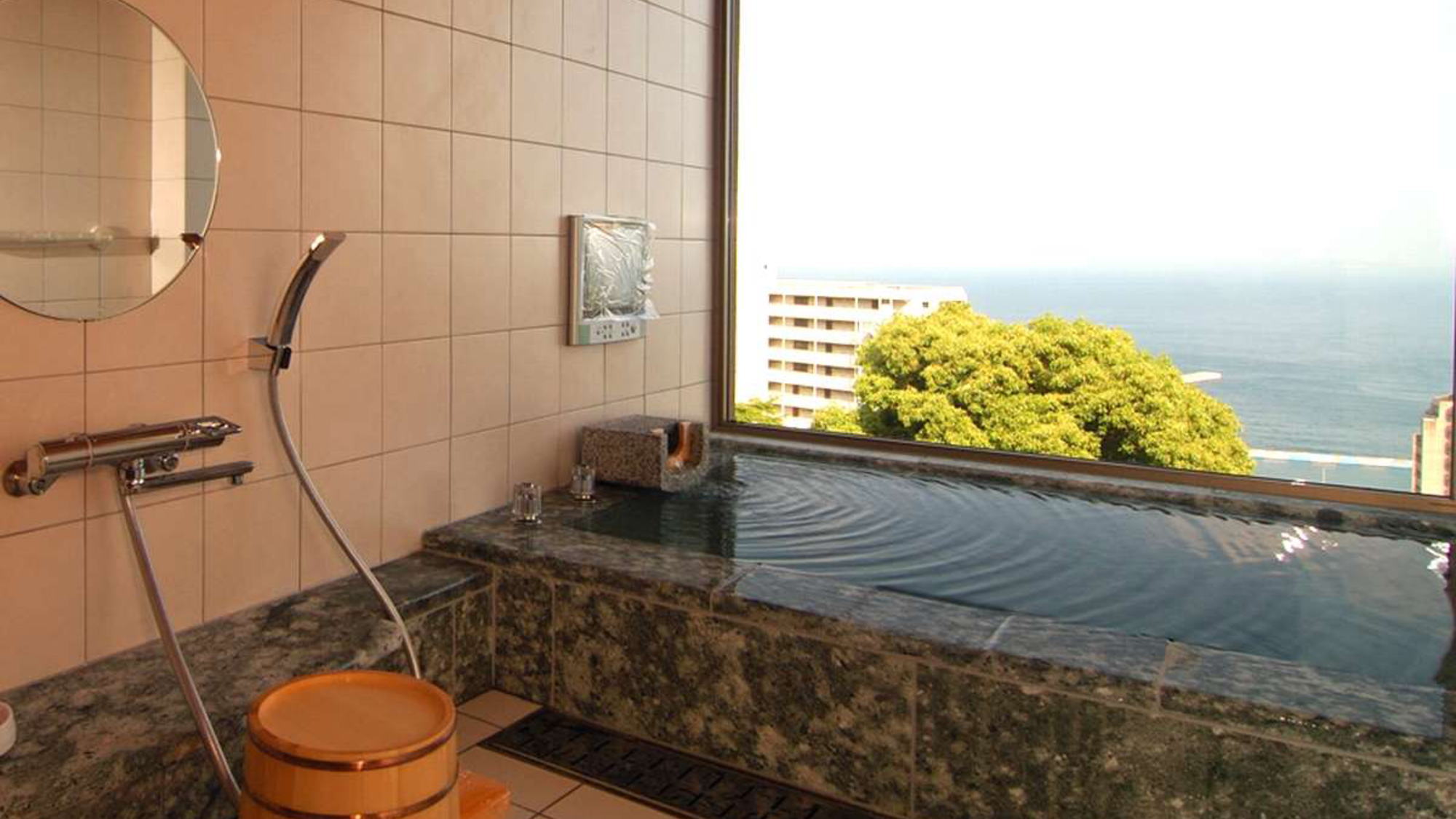 【南別館一例】客室内湯からの眺めは大観荘の自慢のひとつでございます