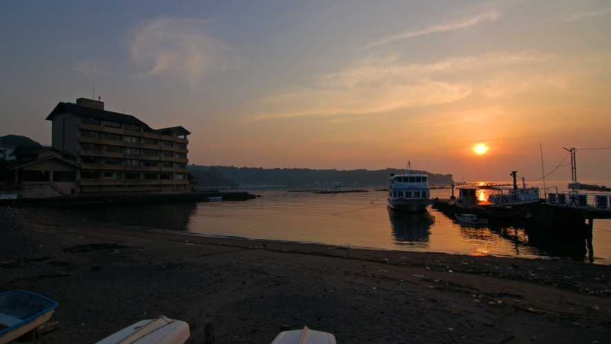 【周辺観光】夕日に染まる三津浜。