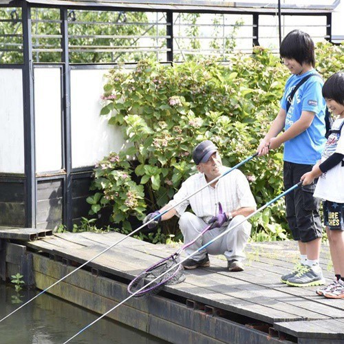 小さなお子様にも当館の釣りインストラクターが、丁寧に釣り方をお教えします。お気軽にお声掛けください。