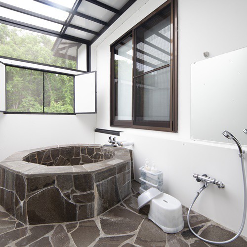 長者屋敷最大のお部屋には、石造りの大家族風呂をご用意しました。家族で過ごせる、広々としたお風呂です。