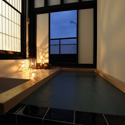 プライベートリバーが付きのお部屋には、半露天風呂付きのお部屋も。贅沢な湯浴みをお楽しみいただけます。