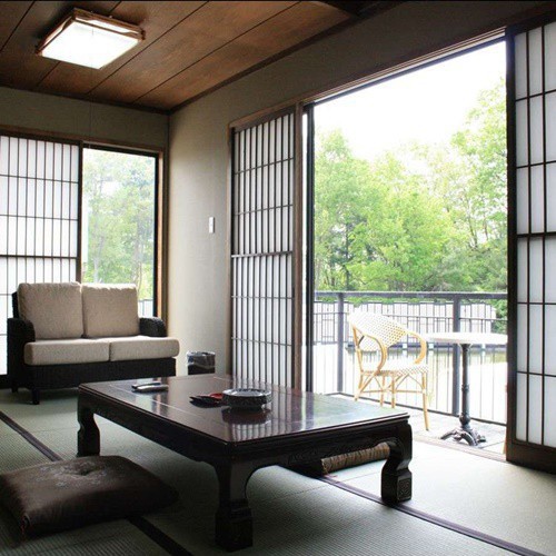 陽射しがたっぷり降り注ぐ室内は、和の雰囲気たっぷりの畳のお部屋です。小さなお子様にも人気があります。