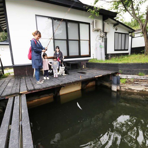 愛犬も一緒に、家族そろって釣りを楽しむことができます。釣りあがったお魚に、ワンちゃんも興味津々です。