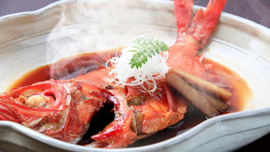 【お部屋食】金目鯛の姿煮付は、料理長秘伝の濃厚な甘辛い味付けがクチコミでも好評をいただいております