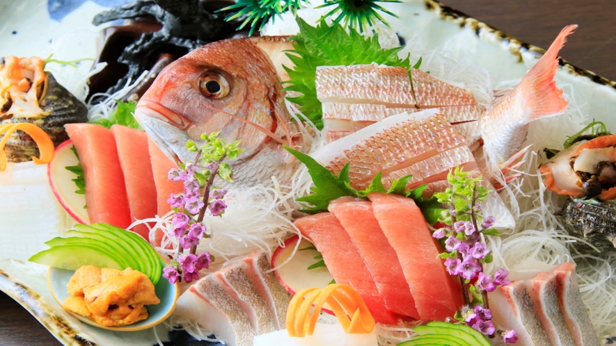 【お部屋食】【伊豆海の膳】では鯛の姿造りを中心とした見た目も華やかなお造りを楽しめます（一例）