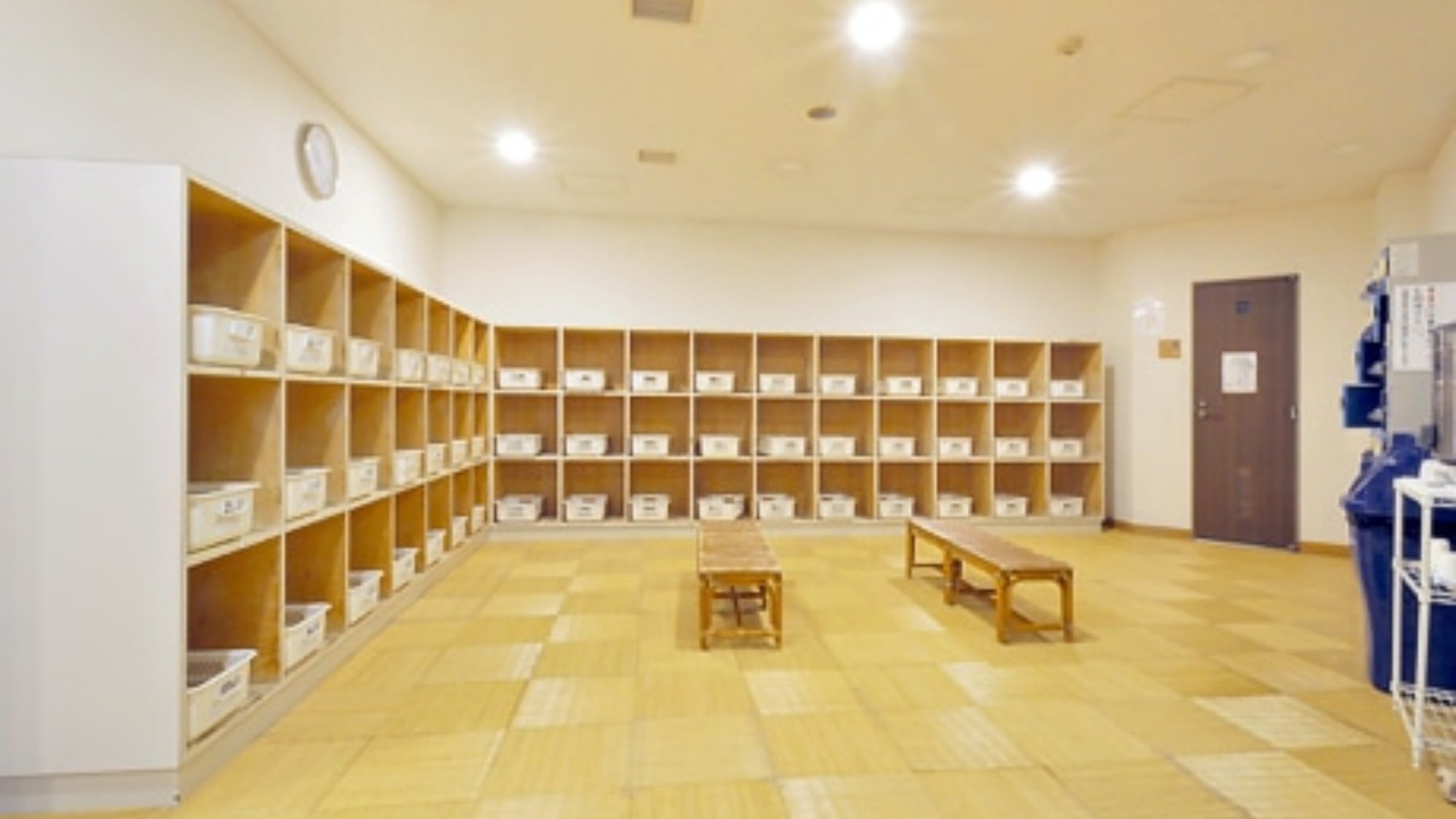 【大浴場/脱衣所】清潔感のある空間で快適な湯あがりを