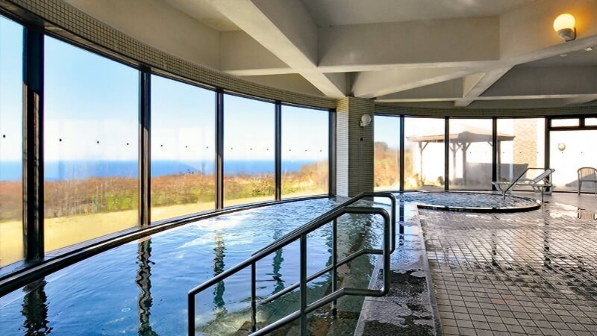 【大浴場】広々とした湯船で、旅の疲れをじんわり癒す
