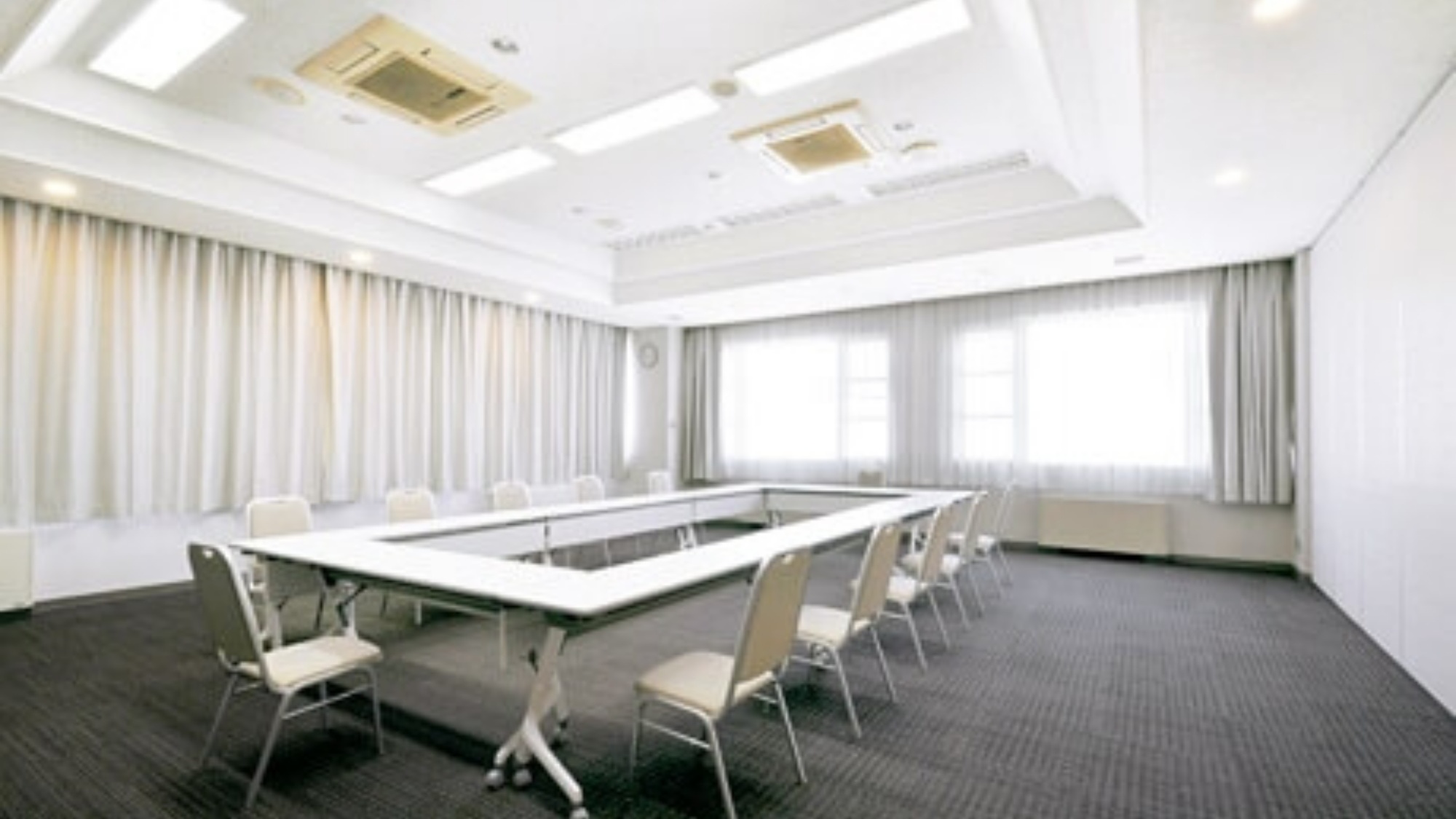 【施設/設備】落ち着いた雰囲気の会議室