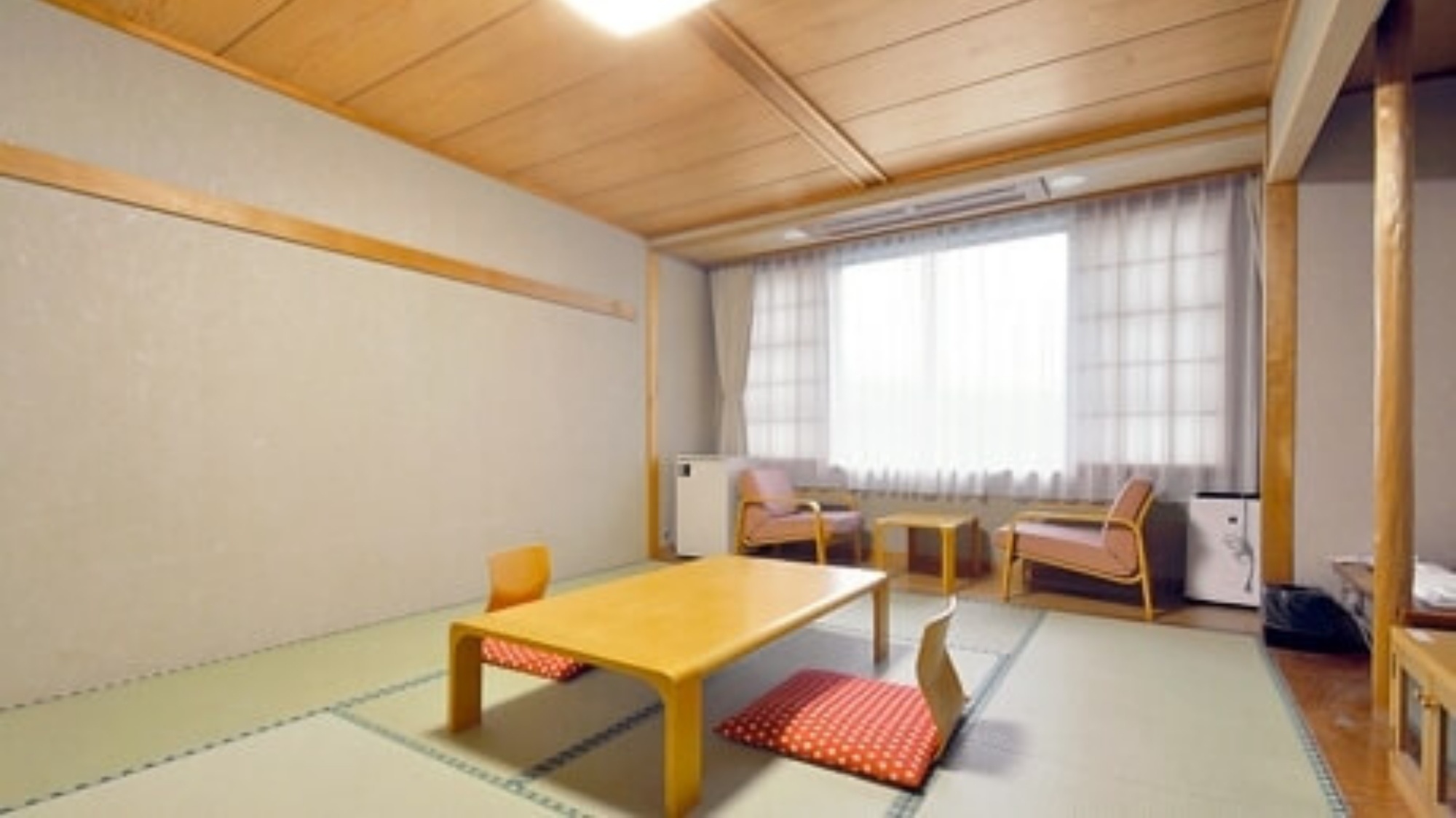 【和室】ゆったりとした和の空間で、穏やかなひとときを