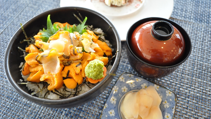 【レストランメニュー】春ウニをたっぷりのうに・真つぶの2色丼※4～6月限定