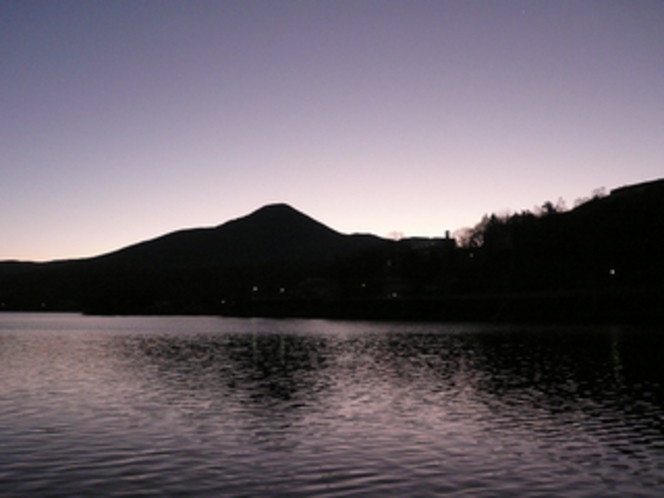晩秋の夜明けの白樺湖と蓼科山