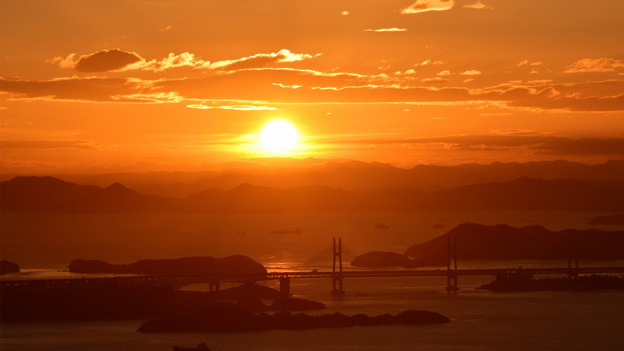 瀬戸大橋と夕陽