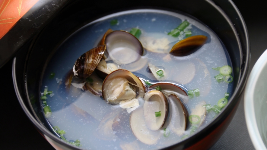 朝も新鮮な海鮮を。獲れたてのワカメやおつくりなど旬のものを朝から♪