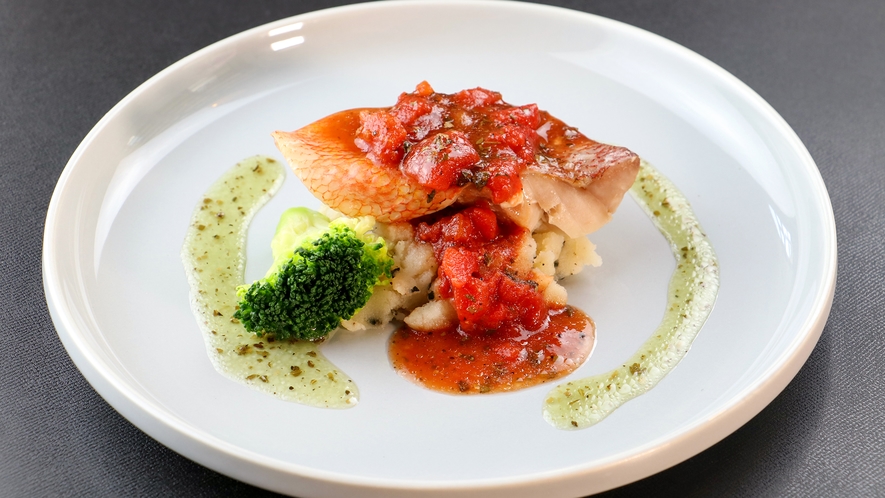#ご夕食一例_ふっくらしっとりの白身魚のポワレ。特製のトマトソースが絶品です！　