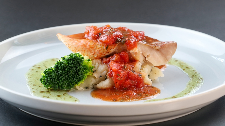 #ご夕食一例_ふっくらしっとりの白身魚のポワレ。特製のトマトソースが絶品です！